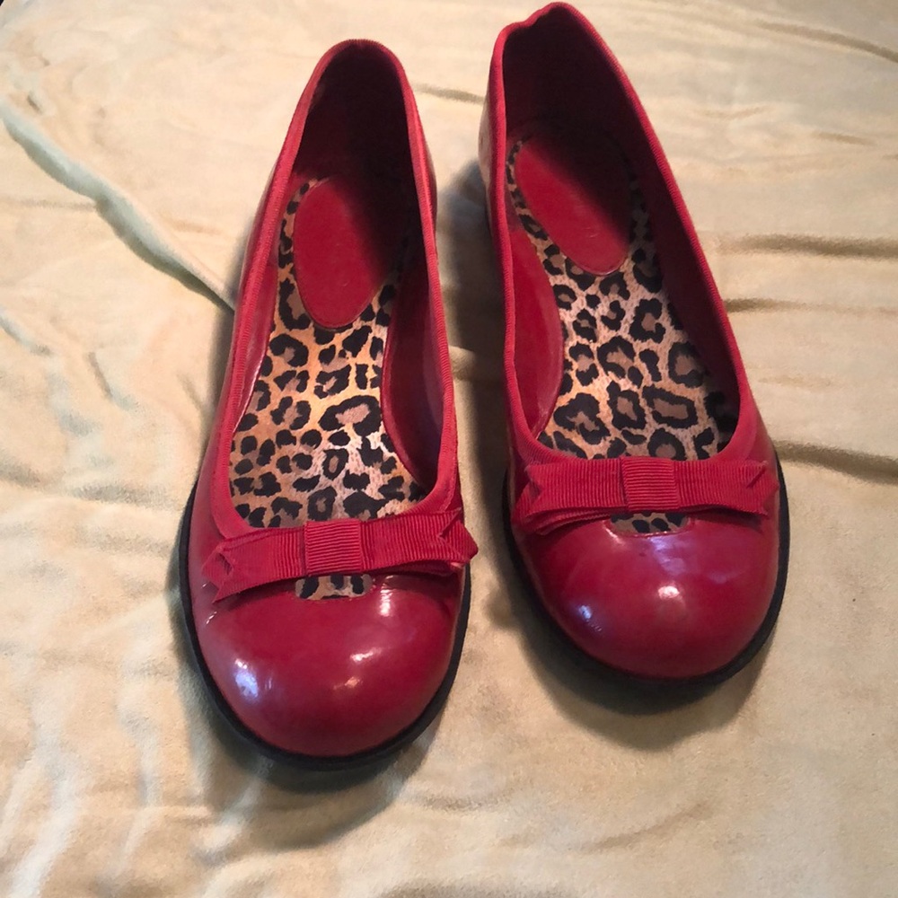 10 medium Michelle D. Red patent w/leopard print/red ribbon bow faux leather
